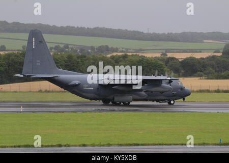 88-2102, un Lockheed HC-130N Hercules (contro il re) azionato dalla United States Air Force, presso l'Aeroporto di Prestwick in Ayrshire. Foto Stock