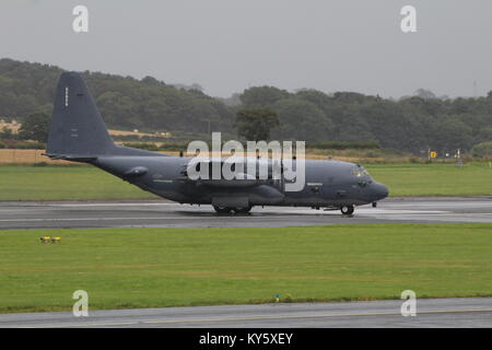 88-2102, un Lockheed HC-130N Hercules (contro il re) azionato dalla United States Air Force, presso l'Aeroporto di Prestwick in Ayrshire. Foto Stock