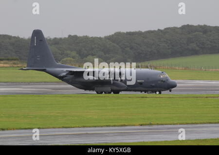 88-2102, un Lockheed HC-130N Hercules (contro il re) azionato dalla United States Air Force, presso l'Aeroporto di Prestwick in Ayrshire. Foto Stock