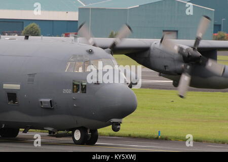 88-2102, un Lockheed HC-130N Hercules (contro il re) azionato dalla United States Air Force, presso l'Aeroporto di Prestwick in Ayrshire. Foto Stock