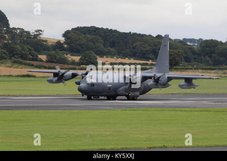 88-2102, un Lockheed HC-130N Hercules (contro il re) azionato dalla United States Air Force, presso l'Aeroporto di Prestwick in Ayrshire. Foto Stock