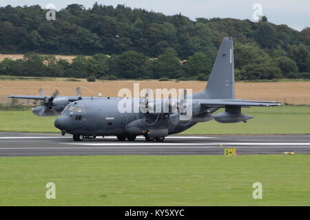 88-2102, un Lockheed HC-130N Hercules (contro il re) azionato dalla United States Air Force, presso l'Aeroporto di Prestwick in Ayrshire. Foto Stock