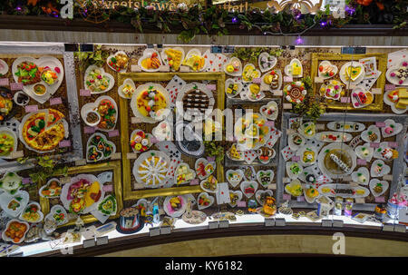 Sapporo, Giappone - Ott 1, 2017. Visualizzazione delle repliche di cibo e dolci con prezzi in una dolce finestra ristorante a Sapporo, Giappone. Foto Stock