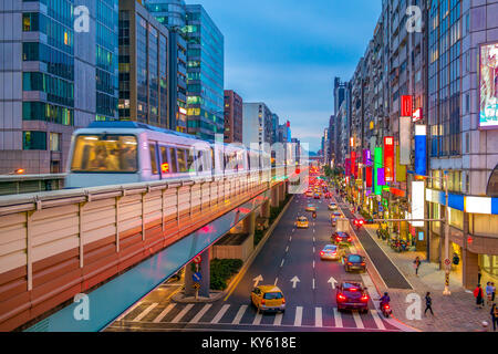 Street View di Taipei con treno metro Foto Stock