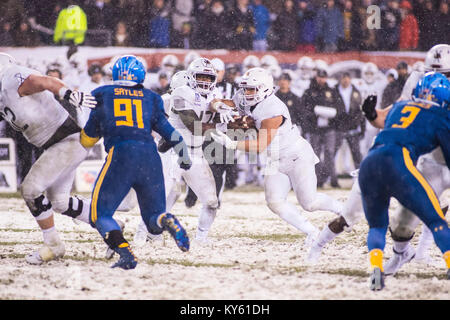 Stati Uniti Accademia militare quarterback Ahmad Bradshaw mani la palla al fullback Darnell Woolfolk durante il Army-Navy gioco di gioco del calcio di Philadelphia, Dicembre 9, 2017. Durante la 118a riunione, U.S. Accademia militare Cavalieri Neri ha sconfitto gli Stati Uniti Accademia navale aspiranti guardiamarina 14-13. (U.S. Esercito Foto Stock