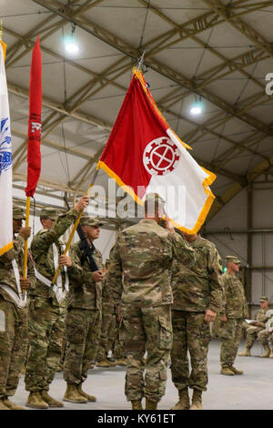 Col. Anthony Adrian, 35th Engineer comandante di brigata e il comando Sgt. Il Mag. Steven Stuenkel, 35th En. Bde. Il comando Sgt. Il Mag., uncase brigata di colori durante il trasferimento di autorità cerimonia di premiazione che si terrà a Camp Buehring, Kuwait dic. 11. Foto Stock