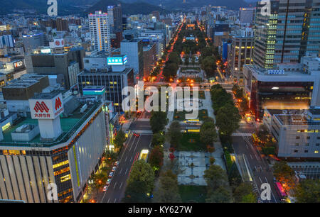 Sapporo, Giappone - Ott 1, 2017. Scena notturna del centro di Sapporo, Giappone. Sapporo è la città più grande dell'Isola Hokkaido, e il quinto più grande populat Foto Stock