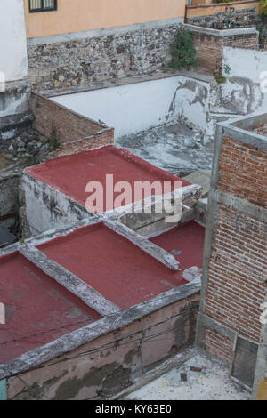 Guardando giù dal tetto di un edificio in i resti di una casa che è collassato e si sta deteriorando e inabitabile, in Guanajuato, Messico Foto Stock