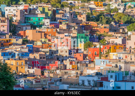 Isolato ed elevato livello di colpo di molte case colorate di diverse forme e dimensioni, sparsi sulla collina, in Guanajuato, Messico Foto Stock