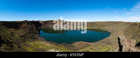 Laguna Azul, un pieno di acqua estinto cratere vulcanico che è la casa di molti uccelli, sul confine sud dell Argentina, vicino a Rio Gallegos. Foto Stock
