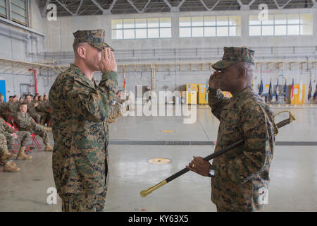 Stati Uniti Marine Corps Sgt.Il Mag. Jerry D. Taylor, in uscita il sergente maggiore per Marine Corps Air Station (ICM) Futenma, 1° Marine Air Wing (PMA), saluta Col. Contrassegnare Scoppess, il comandante per ICM Futenma, 1° MAW, durante un sollievo e nomina cerimonia alla stampella 546 su ICM Futenma, Dic 19, 2017. Sgt. Il Mag. Jason L. Keppen sostituito Taylor come la recitazione sergente maggiore per gli ICM Futenma. (U.S. Marine Corps Foto Stock