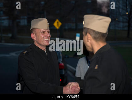 Master Chief Sottufficiali della Marina, Steven S. Giordano e sua moglie Elka Giordano ha visitato le case di Fisher a supporto navale attività Bethesda dic. 19. La casa di Fisher Foundation offre gratuitamente alloggio temporaneo ai militari e veterani famiglie, consentendo loro di essere vicini al loro amato durante una crisi medica. (U.S. Navy Foto Stock