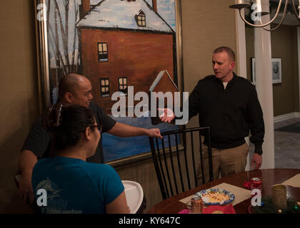 Master Chief Sottufficiali della Marina, Steven S. Giordano e sua moglie Elka Giordano ha visitato le case di Fisher a supporto navale attività Bethesda dic. 19. La casa di Fisher Foundation offre gratuitamente alloggio temporaneo ai militari e veterani famiglie, consentendo loro di essere vicini al loro amato durante una crisi medica. (U.S. Navy Foto Stock