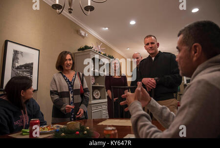 Master Chief Sottufficiali della Marina, Steven S. Giordano e sua moglie Elka Giordano ha visitato le case di Fisher a supporto navale attività Bethesda dic. 19. La casa di Fisher Foundation offre gratuitamente alloggio temporaneo ai militari e veterani famiglie, consentendo loro di essere vicini al loro amato durante una crisi medica. (U.S. Navy Foto Stock