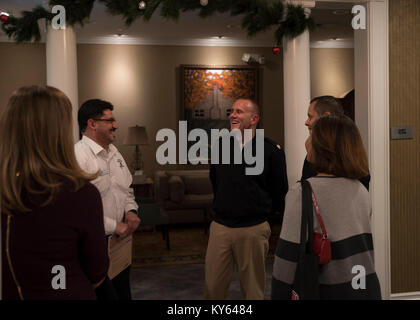 Master Chief Sottufficiali della Marina, Steven S. Giordano e sua moglie Elka Giordano ha visitato le case di Fisher a supporto navale attività Bethesda dic. 19. La casa di Fisher Foundation offre gratuitamente alloggio temporaneo ai militari e veterani famiglie, consentendo loro di essere vicini al loro amato durante una crisi medica. (U.S. Navy Foto Stock