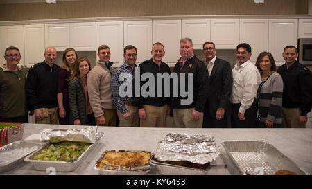 Master Chief Sottufficiali della Marina, Steven S. Giordano e sua moglie Elka Giordano ha visitato le case di Fisher a supporto navale attività Bethesda dic. 19. La casa di Fisher Foundation offre gratuitamente alloggio temporaneo ai militari e veterani famiglie, consentendo loro di essere vicini al loro amato durante una crisi medica. (U.S. Navy Foto Stock