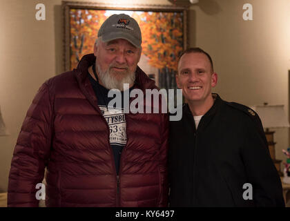 Master Chief Sottufficiali della Marina, Steven S. Giordano e sua moglie Elka Giordano ha visitato le case di Fisher a supporto navale attività Bethesda dic. 19. La casa di Fisher Foundation offre gratuitamente alloggio temporaneo ai militari e veterani famiglie, consentendo loro di essere vicini al loro amato durante una crisi medica. (U.S. Navy Foto Stock