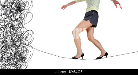 Una donna che cammina su una fune fatta di stringa per il concetto di rischio o di pericolo nel business mondo corporate isolato su uno sfondo bianco Foto Stock