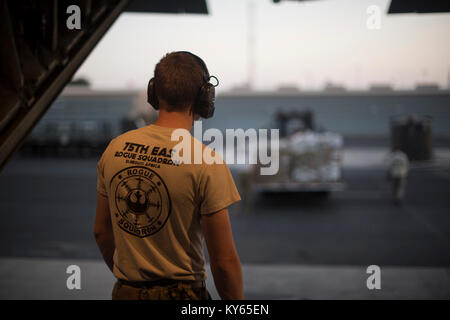 Stati Uniti Avieri del settantacinquesimo Expeditionary Airlift Squadron condotta C-130J Super Hercules operazioni cargo in Africa Orientale, gen. 4, 2018. Il settantacinquesimo EAS supporta la Combined Joint Task Force-Horn di Africa Mission di promuovere la prosperità e la sicurezza in Africa orientale, aiutando i paesi partner a contrastare le organizzazioni estremiste, la promozione della cooperazione regionale la cooperazione in materia di sicurezza e di protezione personale degli Stati Uniti e le strutture nella sua area di responsabilità. (U.S. Air Force Foto Stock