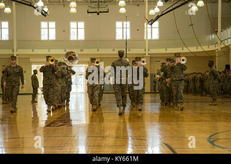 Stati Uniti Marines con il 2° velivolo Marina Wing Band eseguire durante un sollievo e nomina cerimonia tenutasi presso la Wallace Creek palestra sul MCB Camp Lejeune, N.C., 8 gennaio, 2018. La tradizionale cerimonia simboleggia il passaggio di competenze dal Sgt. Il Mag. Scott D. il grado di sergente. Il Mag. Charles A. Metzger. (U.S. Marine Corps Foto Stock