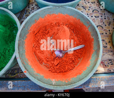 Coni colorati di polvere di vernice nel mercato, Pushkar, Rajasthan, India Foto Stock