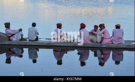 Tradizionale batteristi di Rajasthani sui valichi, Pushkar, Rajasthan, India Foto Stock