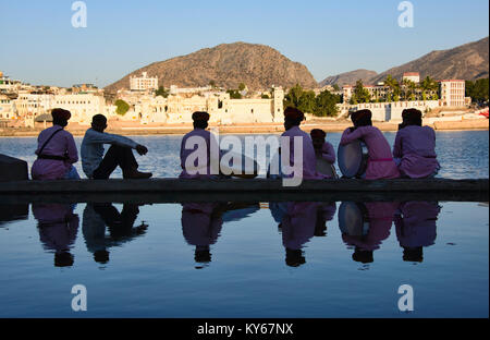 Tradizionale batteristi di Rajasthani sui valichi, Pushkar, Rajasthan, India Foto Stock