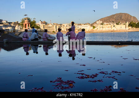 Tradizionale batteristi di Rajasthani sui valichi, Pushkar, Rajasthan, India Foto Stock