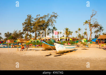 GOA, India - 09 dicembre 2016: barche di pescatori e baracche su Arambol Beach a nord Goa, India Foto Stock