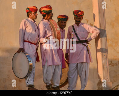 Tradizionale batteristi di Rajasthani sui valichi, Pushkar, Rajasthan, India Foto Stock