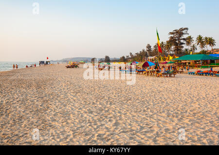 GOA, India - 09 dicembre 2016: Ristorante Spiaggia baracche e lettini sulla spiaggia di Arambol nel Nord Goa, India Foto Stock