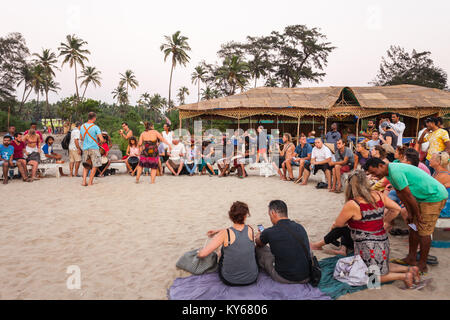 GOA, India - 09 dicembre 2016: ballerini, drummmers e turisti sul Arambol Beach a nord Goa, India al tramonto Foto Stock