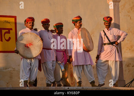 Tradizionale batteristi di Rajasthani sui valichi, Pushkar, Rajasthan, India Foto Stock