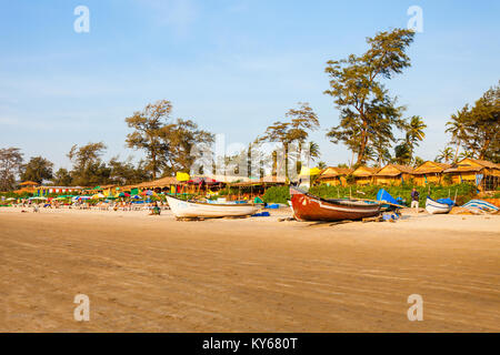 GOA, India - 10 dicembre 2016: barche di pescatori e baracche su Arambol Beach a nord Goa, India Foto Stock