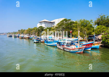 NEGOMBO, SRI LANKA - Febbraio 08, 2017: barche da pesca a Negombo Dutch Canal. Negombo è una grande città situata sulla costa occidentale dello Sri Lanka. Foto Stock