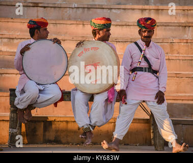 Tradizionale batteristi di Rajasthani sui valichi, Pushkar, Rajasthan, India Foto Stock