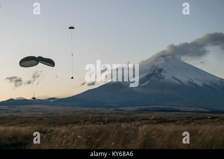 Fasci cadere a terra dopo essere stato liberato da un C-130J Super Hercules durante una caduta di bundle lo scenario di addestramento all'Armata combinata Training Center, Camp Fuji, Giappone, 10 gennaio, 2018. Otto pacchetti sono stati eliminati come i membri dalla trentaseiesima Airlift Squadron e 374 disponibilità logistica squadrone condotto il container il sistema di erogazione della formazione di airdrop. (U.S. Air Force Foto Stock