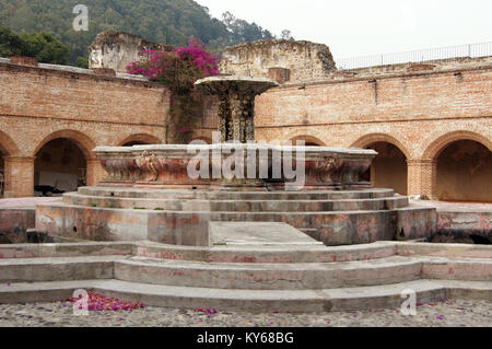 Fontana nel convento di La Merced in Antigua Guatemala Foto Stock