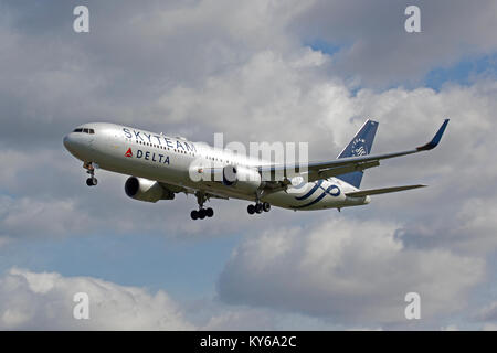 Delta Air Lines Boeing 767 N75DZ in atterraggio a Londra Heathrow Foto Stock