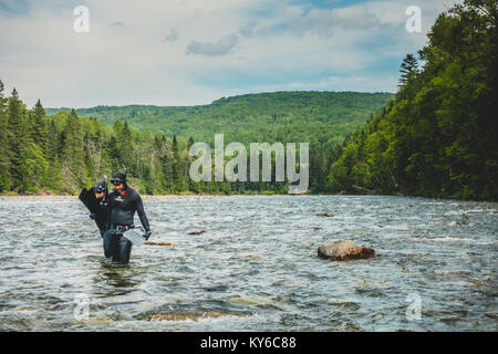 Bonaventura, CANADA   Luglio 19, 2017. Paio di camminare sulla Roccia con Snorkeling in mani sul fiume Foto Stock