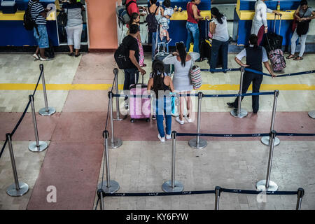 SAN ANDRES ISLAND, Colombia   circa nel marzo 2017. Poche persone in linea fino a San Andres Aeroporto. Foto Stock