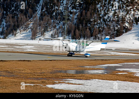 Jet privati, aerei ed elicotteri in aeroporto di St Moritz Svizzera nelle alpi Foto Stock