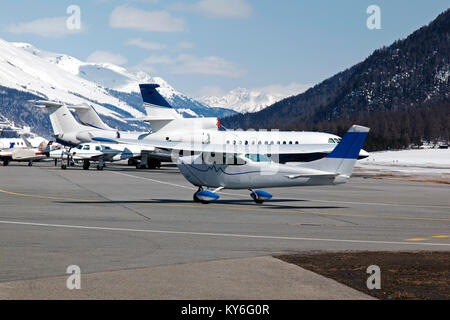 Jet privati, aerei ed elicotteri in aeroporto di St Moritz Svizzera nelle alpi Foto Stock