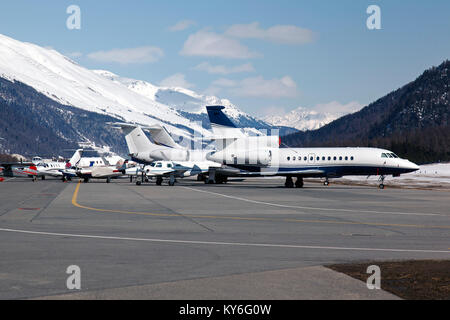 Jet privati, aerei ed elicotteri in aeroporto di St Moritz Svizzera nelle alpi Foto Stock