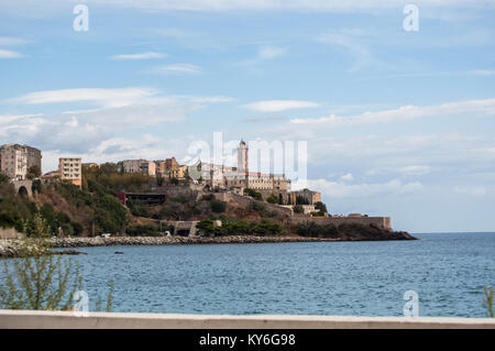 Corsica: lo skyline della cittadella vecchia di Bastia, la città nel nord-est alla base del Cap Corse, visto dal mare Foto Stock