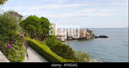 Corsica: Mare Mediterraneo e la Tour d'Erbalunga, rovinata torre genovese vicino a Erbalunga situato nel comune di Brando, costa orientale di Cap Corse Foto Stock