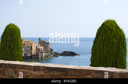 Corsica: Mare Mediterraneo e la Tour d'Erbalunga, rovinata torre genovese vicino a Erbalunga situato nel comune di Brando, costa orientale di Cap Corse Foto Stock