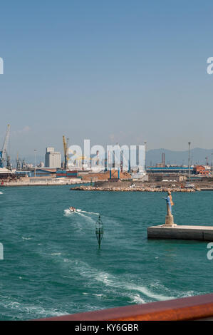 Italia: veduta del porto di Livorno, il principale porto della Toscana ed uno dei più importanti porti italiani e tutto il Mare Mediterraneo Foto Stock