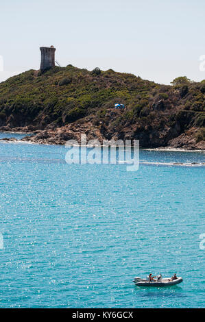 Sainte Lucie de Porto Vecchio, in Corsica: Mare Mediterraneo e la torre genovese sulla spiaggia di Pinarello, una delle più famose spiagge della costa meridionale Foto Stock