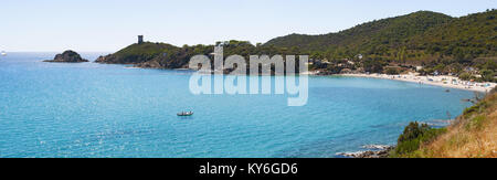 Sainte Lucie de Porto Vecchio, in Corsica: Mare Mediterraneo e la torre genovese sulla spiaggia di Pinarello, una delle più famose spiagge della costa meridionale Foto Stock